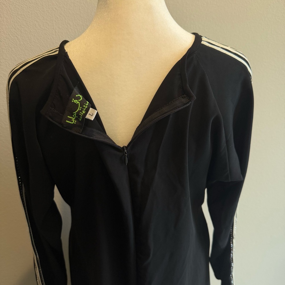 Black closed abaya with white embellishment detailing - Picture 4 of 6